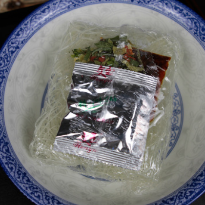文玉麻辣牛肉米线106g/袋即食冲泡方面米线厂家直销1*18/箱图2