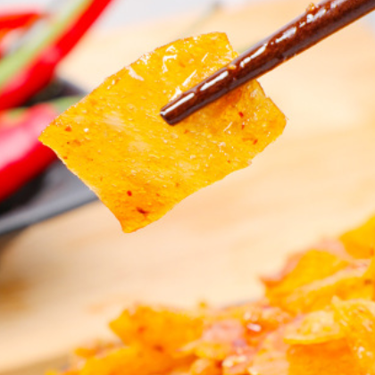 产地货源湖南平江特产即食豆制品辣条年货休闲零食批发 香辣豆皮图3